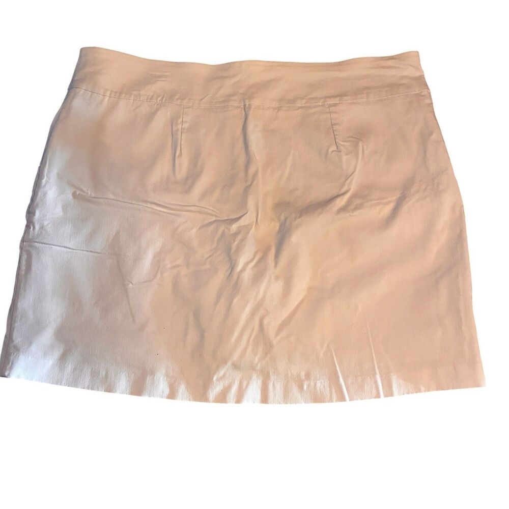 Zac & Rachel Woman White Pull On Skort. Size 18W Has Front Curved Pockets.
